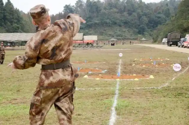 李云龙说手榴弹扔30米女人都行,看到军队最高纪录:真给国人长脸