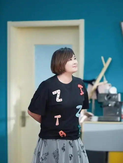 贾玲不仅有才更会穿,体重200斤仍穿出时尚感,自信大方又减龄