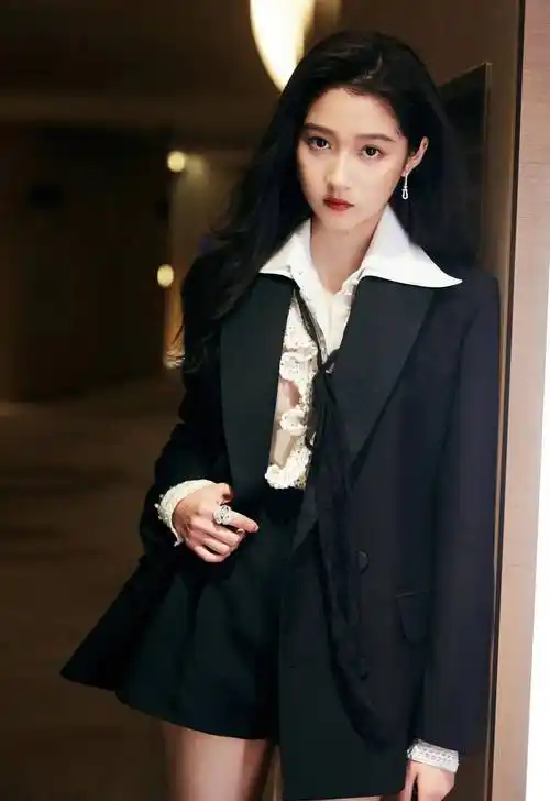 关晓彤:唯美迷人写真,这颜值太美了,春风十里不及你的美!_时尚