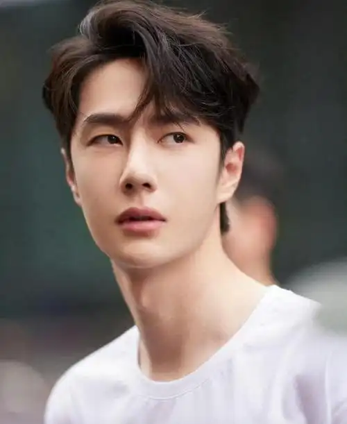 赵丽颖王一博被曝恋情绯闻,暧昧细节被扒,女方曾为男方介绍大佬