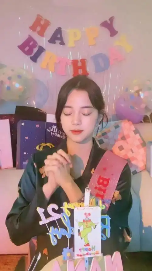 欧阳娜娜21岁生日坐礼物堆里凹造型身穿狐狸睡衣成熟不少