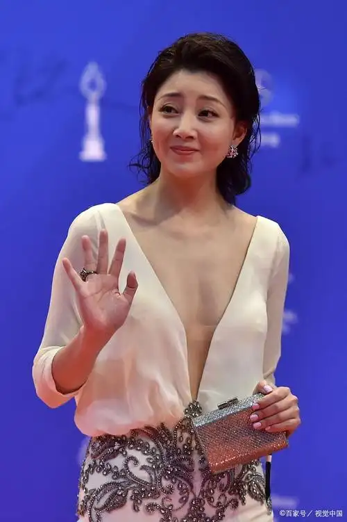 殷桃与神秘男子同回小区,疑似新恋情曝光