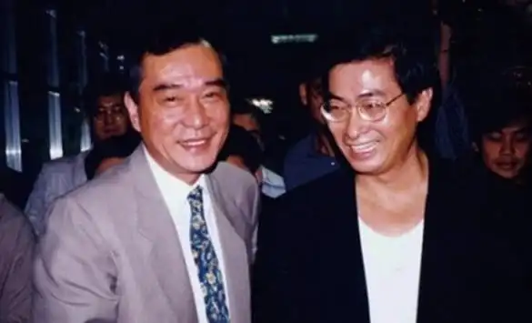 张安乐(右)早年与竹联帮传奇帮主"旱鸭子"陈启礼(左)的合影