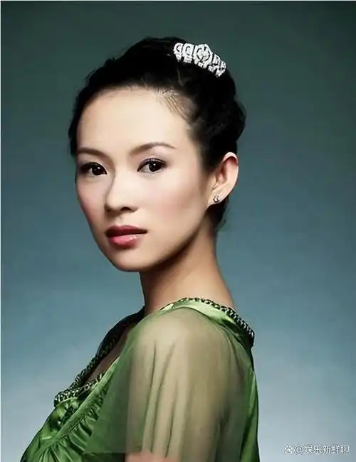 肚兜领奖惹争议接提子成焦点章子怡上位史比你想得更传奇