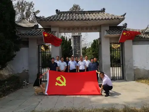 裴桥镇班子成员一行到万楼战斗烈士陵园公祭