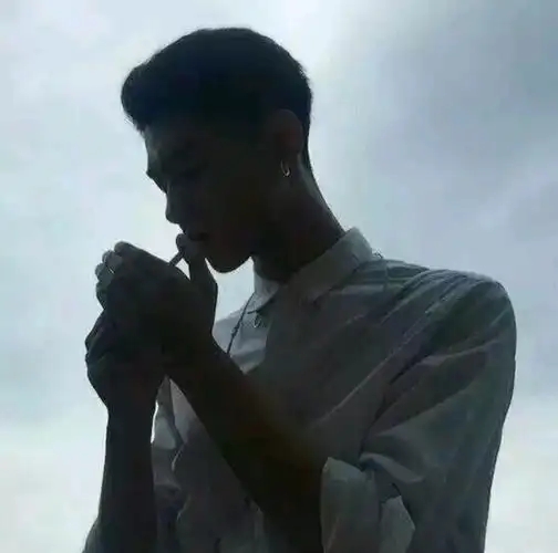 男头高冷抽烟