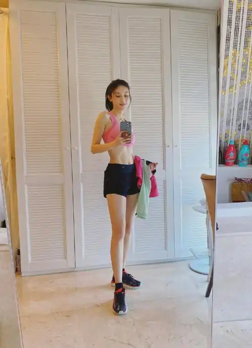 太壕了!张俪晒马甲线秀火辣身材,钻石脐环超抢镜