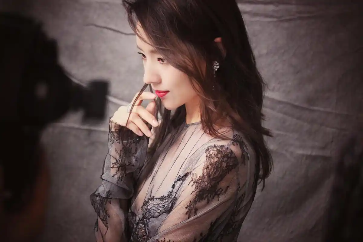 董洁优雅出席嘉人年度时尚盛典时尚穿搭引赞叹