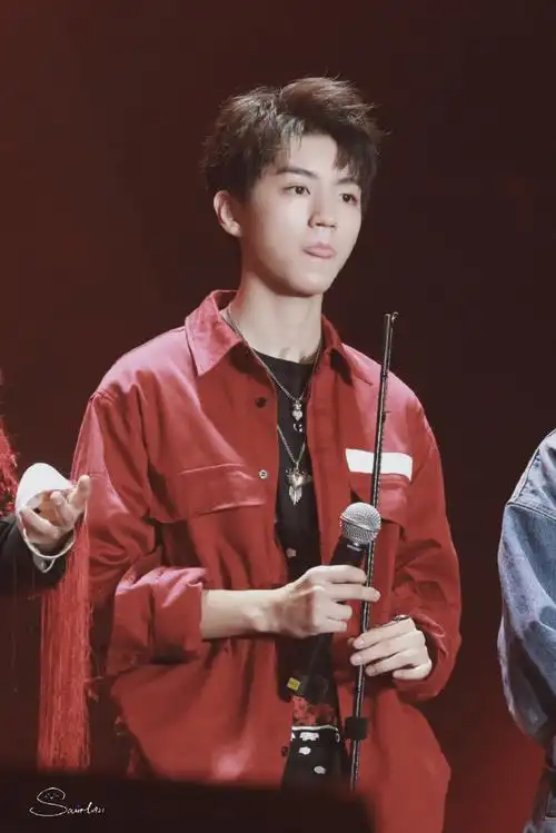 王俊凯红色衬衫既视感好强 小哥哥舔舌头太可爱了