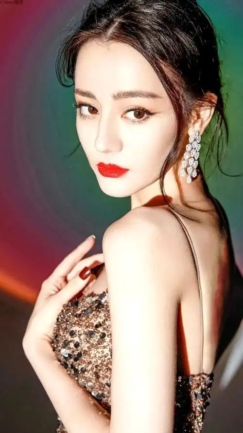 每次看到热巴的这套深v吊带 就觉得太顶了