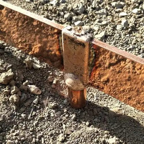 角钢 或 钢管 打入 地下 ,这就是垂直接地体然后用角钢把这些垂直接地