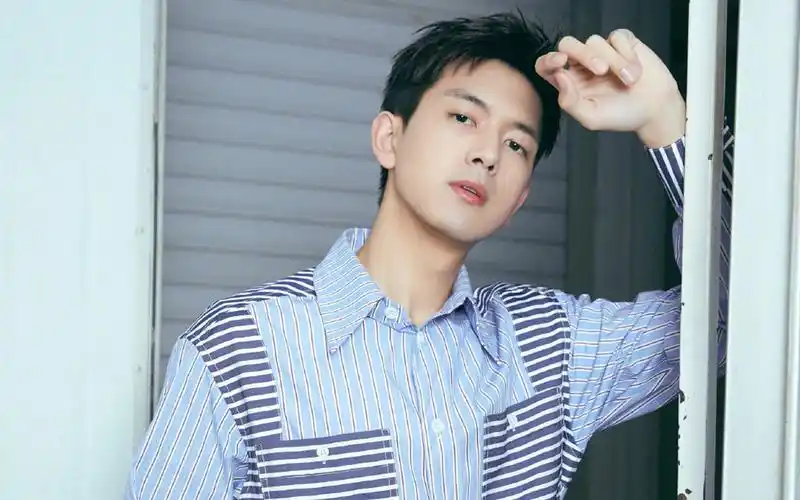 李现清爽绅士风高清桌面壁纸-大陆明星-壁纸下载-美桌网