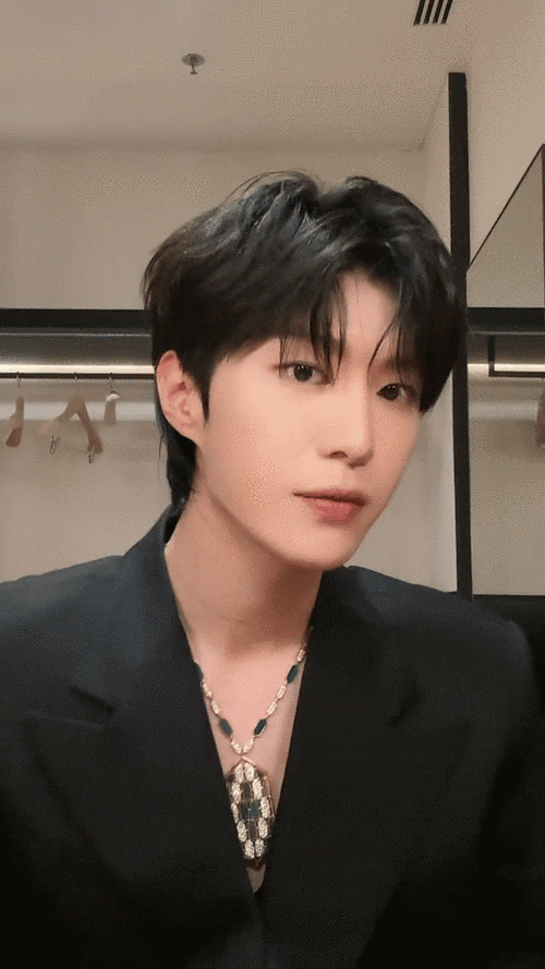 范丞丞甜妹手势舞##范丞丞黑色西装手势舞视频