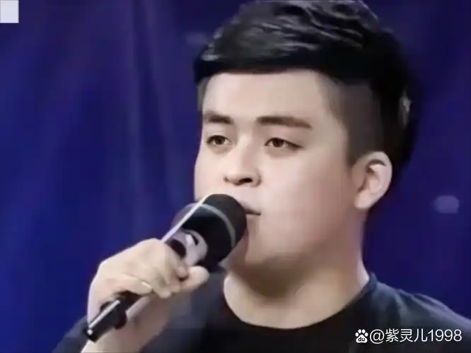 王也是王志飞前妻所生,他很喜欢唱歌,后来也参演了电视剧《平凡之路》