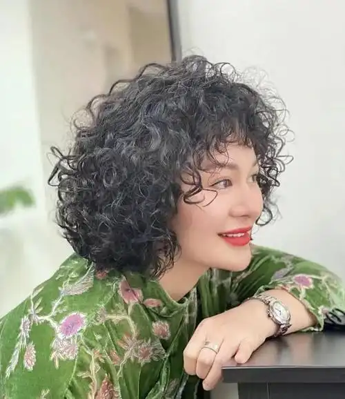 岁女人烫头发:记住"三烫三不烫",显年轻气质,头发蓬松洋气|烫发|发型