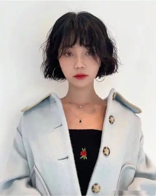 不得不说,"齐耳卷发"才是最适合中年女人的发型,洋气显年轻_头发_整体