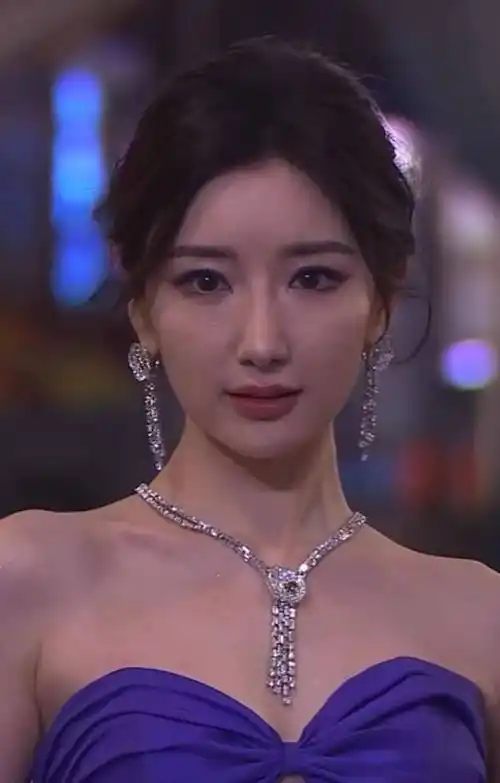 毛晓彤生图又变样,鼻子抢镜,今昔对比判若两人_盛典_长相_少女