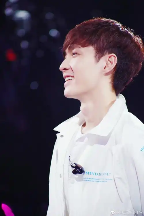 爱豆猪年壁纸#张艺兴笑容满分[色]