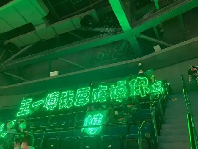 王一博水杯是应援色