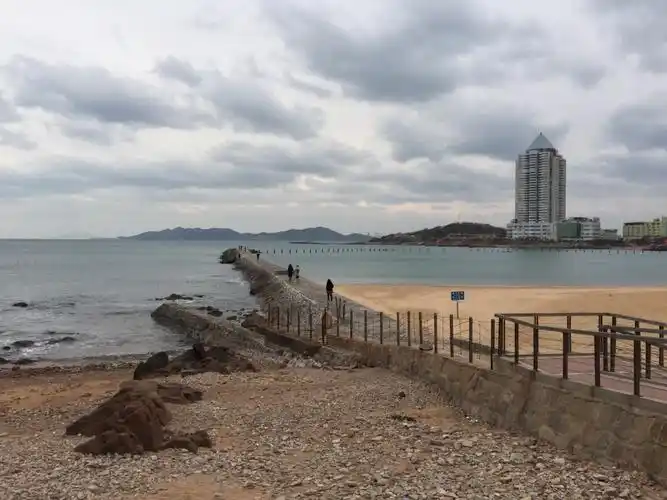 青岛第二海水浴场位于八大关景区附近,青岛市的公共交通还是很方便的