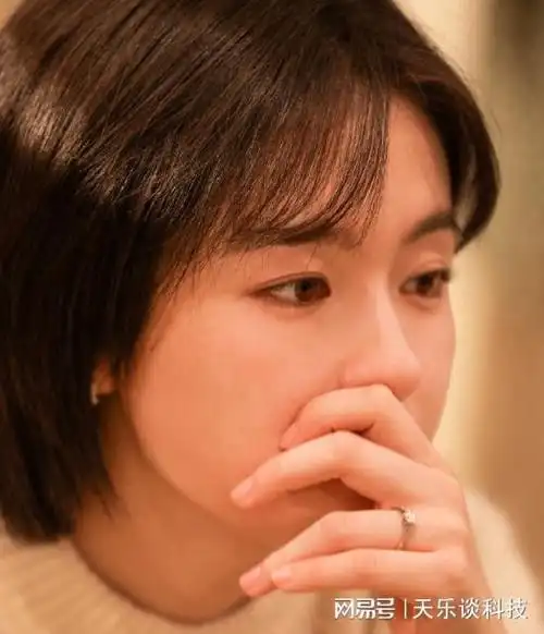 李兰迪一路朝阳白毛衣剧照来啦白色毛衣造型软糯可爱