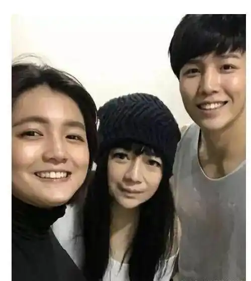 儿子长大后眉眼有几分像生父林瑞阳,女儿却去做了一名空姐.