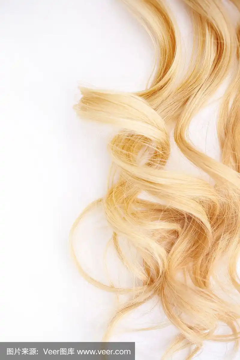 金色卷发的头发孤立在白色的背景.一缕金发,护发