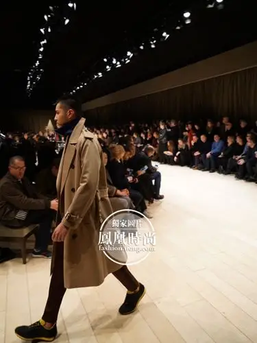 吴亦凡为burberry献上处女秀吴亦凡为burberry走秀t台上吴亦凡颜值与