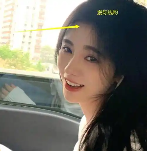鞠婧祎晒新福利照,我却注意到她的发量,有没有涂发际线粉很明显_照片