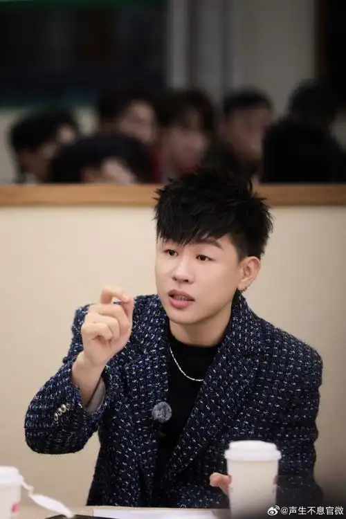 【#声生不息家年华#精彩剧照大放送】首演下半场剧照之@胡彦斌气乐