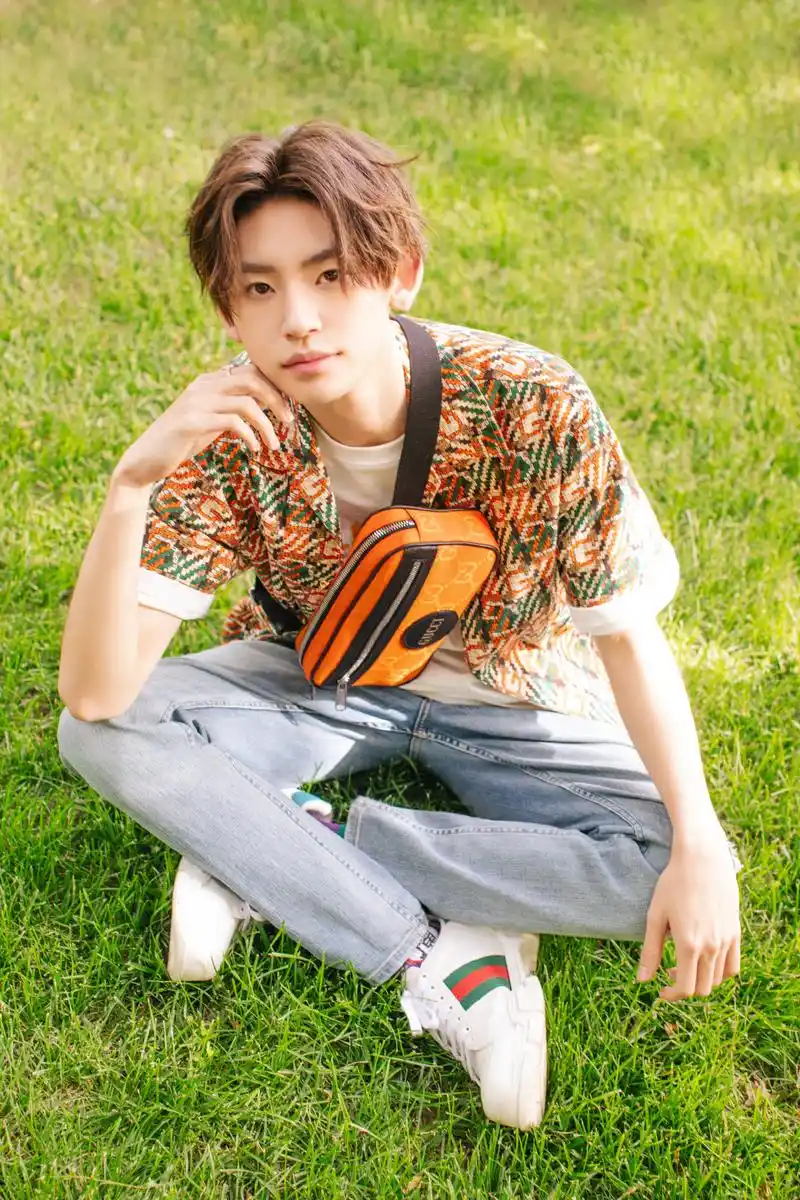 [小鬼][新闻]200702 少年感与精致华贵的碰撞 小鬼时尚写真画报公开