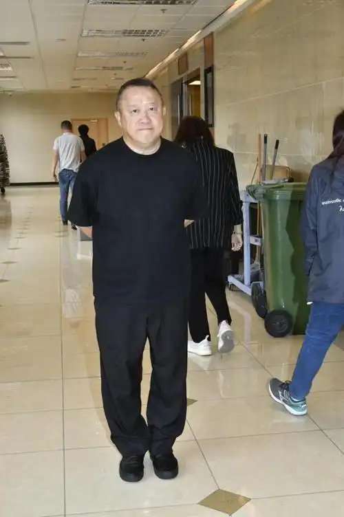 洪金宝拄着拐杖参加孟海葬礼:步履蹒跚 难掩伤心憔悴