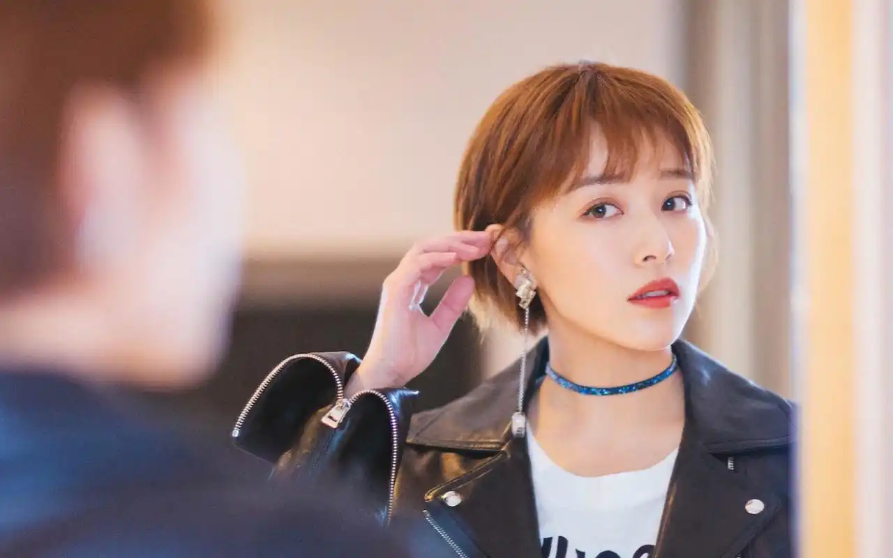 阚清子短发撩人的气质图片桌面壁纸