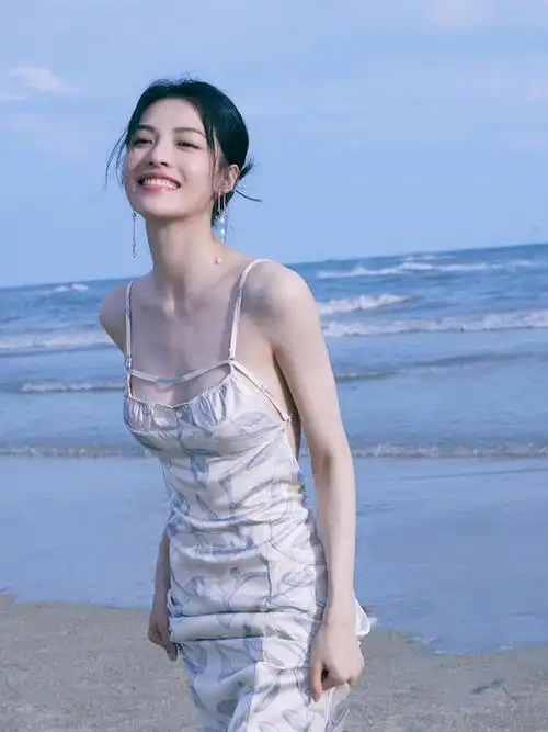 钟楚曦的身材比例太完美,一袭吊带连衣裙性感优雅,美得让人心动