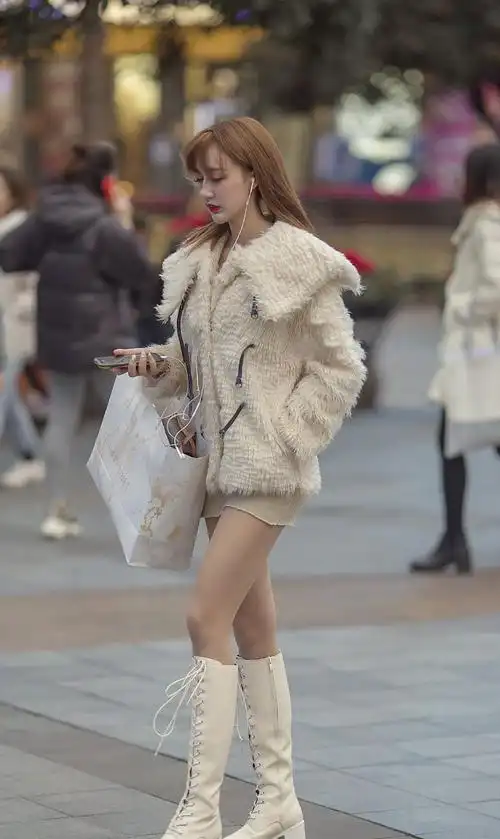 美女冬天穿高筒靴搭配肉色丝袜,时尚保暖还凸显美腿颀长_高清图集