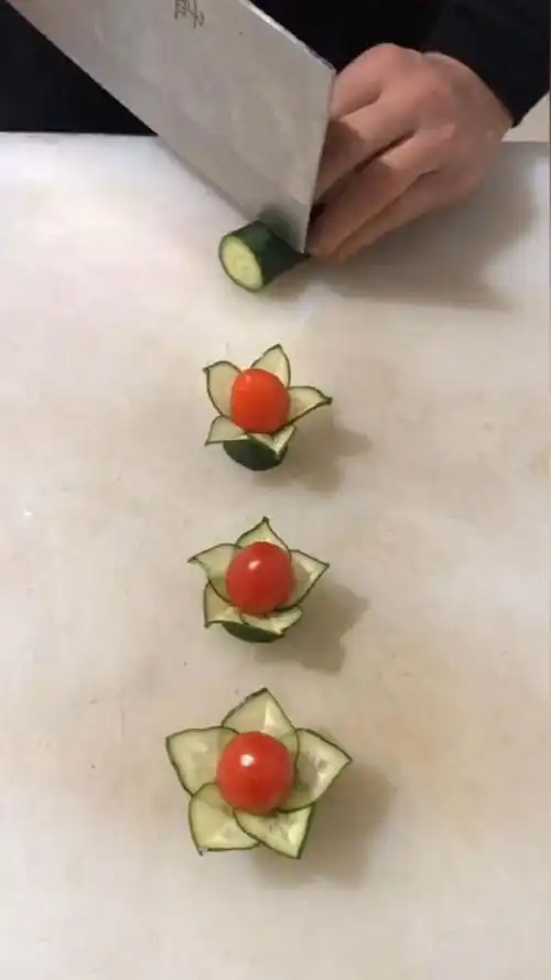 5秒学会用黄瓜西红柿摆盘,真是太漂亮了