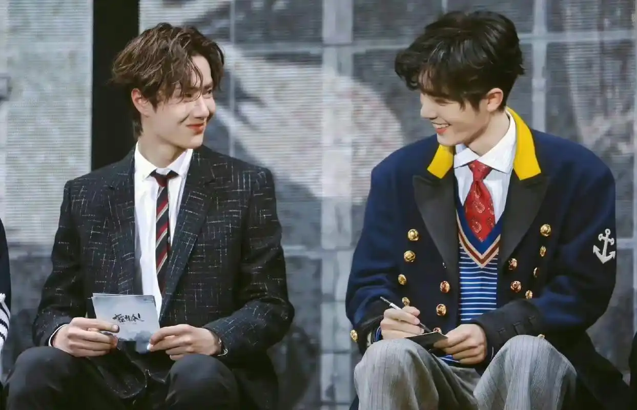 王一博工作室的微博评论区下面,全都是肖战王一博"博君一肖"cp粉的