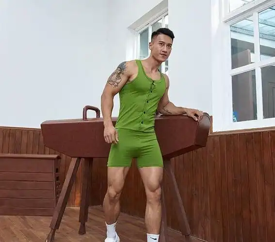 超有男人味的气质男生,倒三角身材,穿上连体健身服,太有魅力了