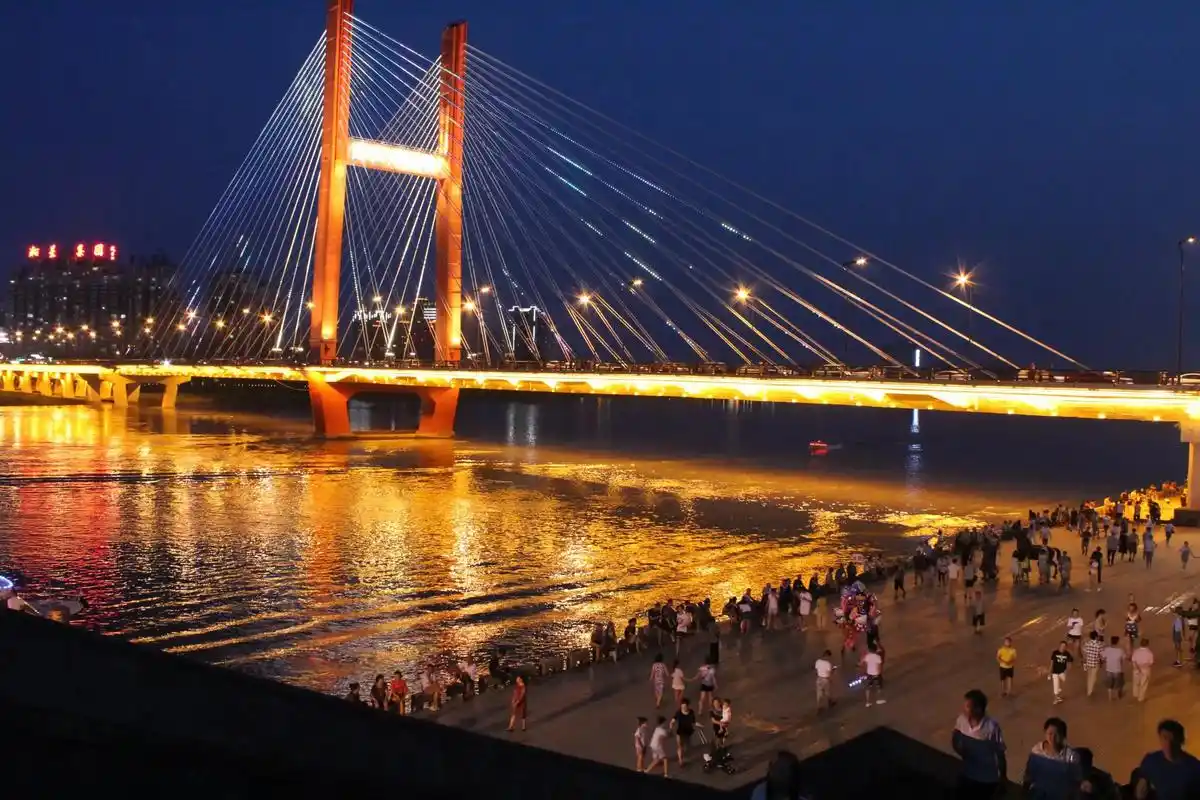 临江门大桥吉林市松花江畔,有一座宏伟壮观的临江门大桥.这座 - 抖音