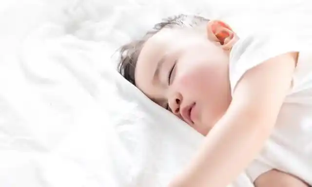 在宝宝睡觉时,经常做的小动作,预示宝宝身体发育得好还聪明|宝宝|爸爸