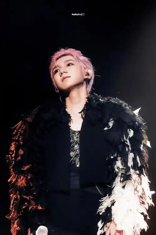 王源粉发小辫##王源夜色随拍