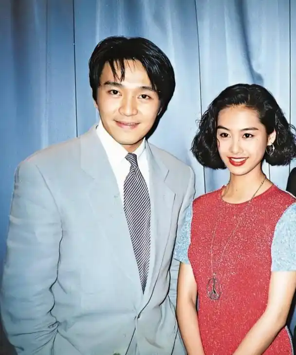 1994年,在拍摄电影《大话西游》时,周星驰当时的女朋友朱茵有一天提前