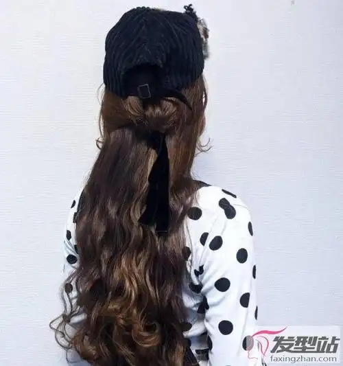 女生戴帽子发型扎法戴帽子扎头发时尚感满分