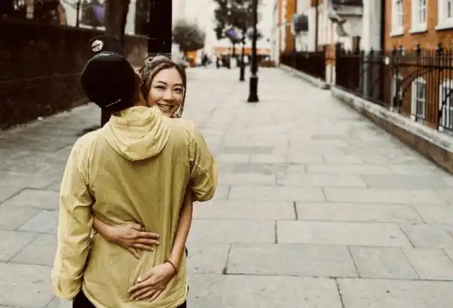 应采儿晒照庆结婚13周年,主动吻老公超甜,用花挡肚再引怀孕猜想