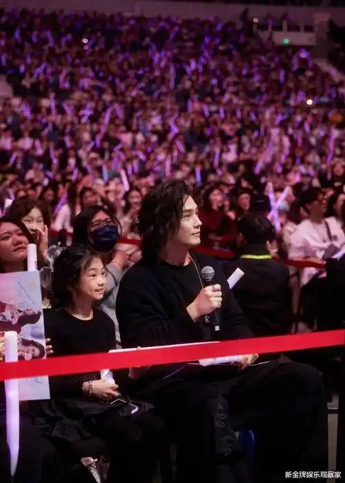 戚薇久违开演唱会,8岁女儿lucky颜值抢镜,像爸爸李承铉还是妈妈_lucky