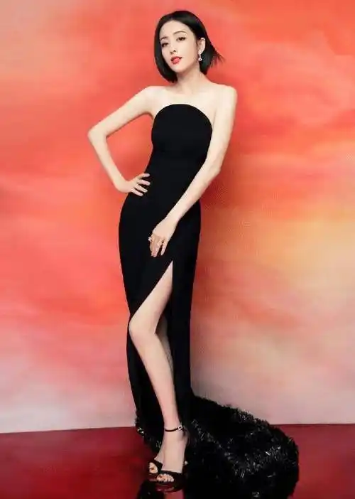 佟丽娅根本无需刻意扮嫩,简单穿衬衫配短裤,比大学生还显嫩_的设计