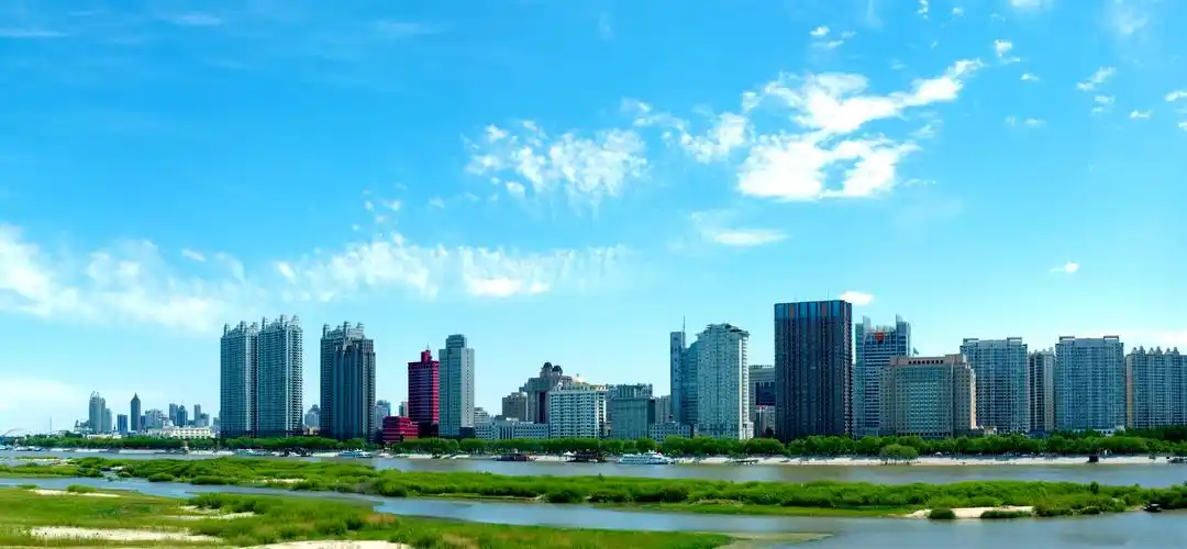松花江南岸城市风光全景