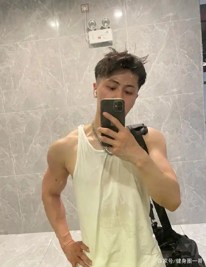 每天都要对着镜子自拍的小奶狗,有颜有料有肌肉,好看材看不够!