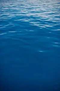 绿松石的蓝色湖泊图片