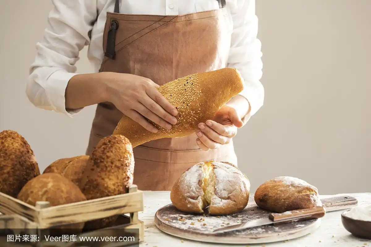 女性手捧新鲜出炉的面包